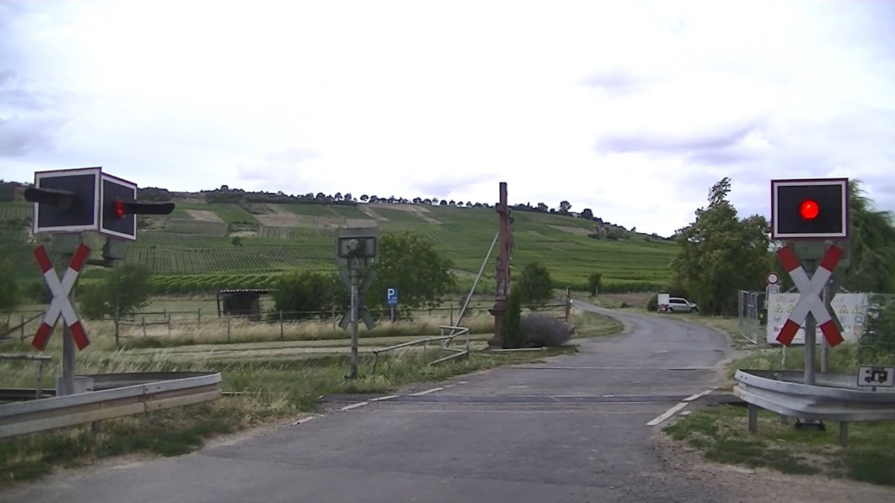 Spoorwegovergang Gau-Bickelheim (D) // Railroad crossing // Bahn&uuml;bergang