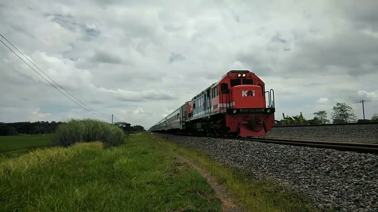 KA 269 Matarmaja FT LokDin CC 201 89 12 SDT melintas relasi : malang-pasar senen 😁😊
