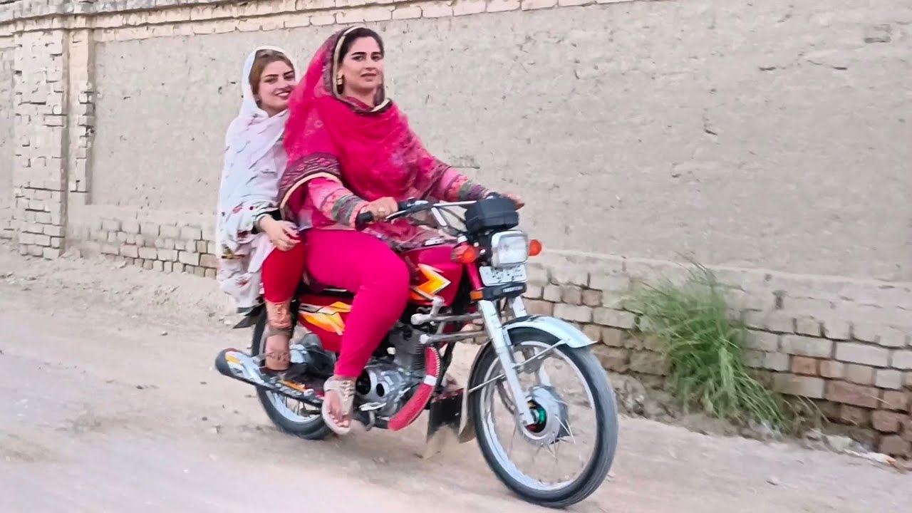Ladkiyon ko Bike Pr Dykh ke Ladky Howy Deewany | Aliza Sehar Vlogs Bike Ride with Khadija Info