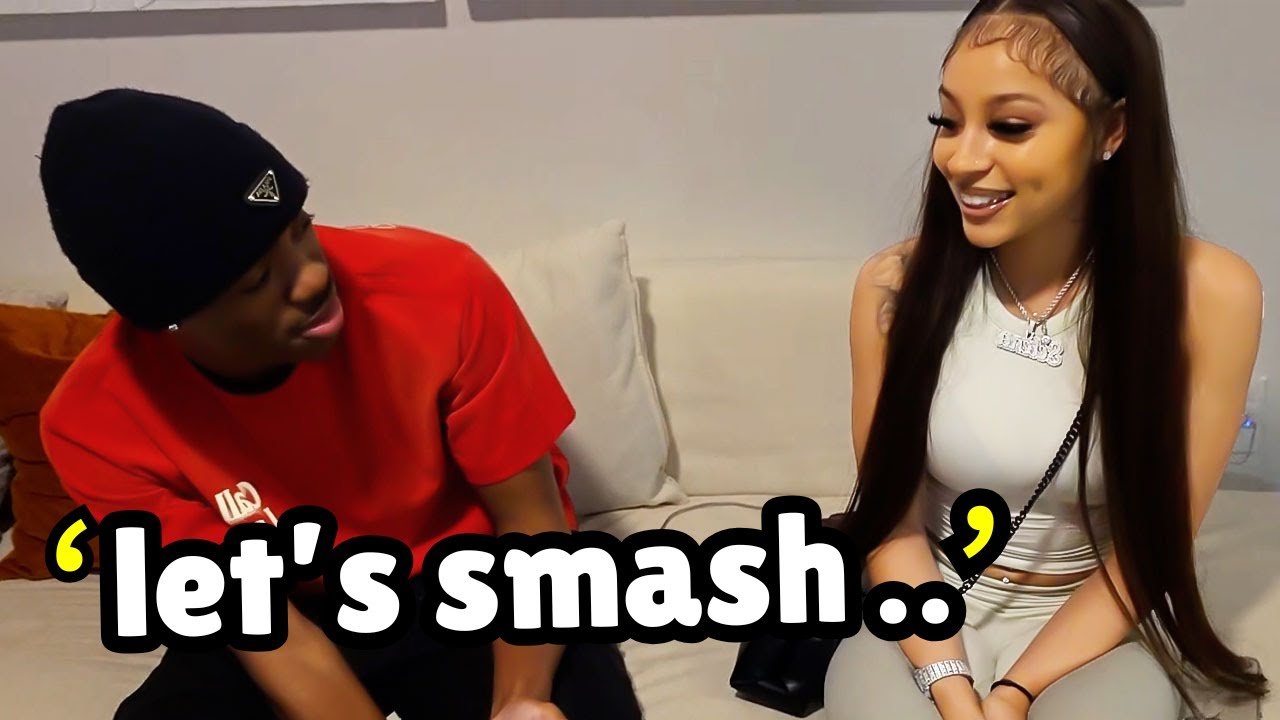 Эманн развлекает Лену в детской кроватке