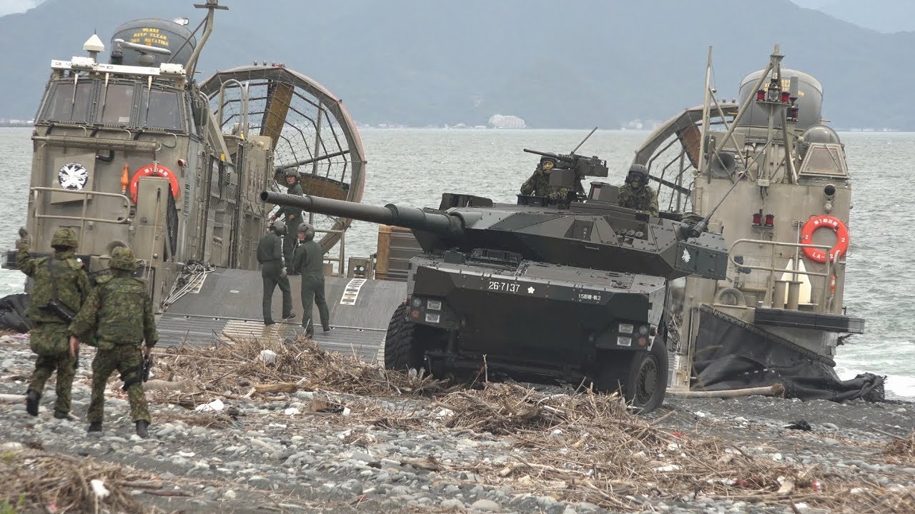 16式機動戦闘車が初の上陸訓練!! 海自LCACエアクッション型揚陸艇による積込積下訓練