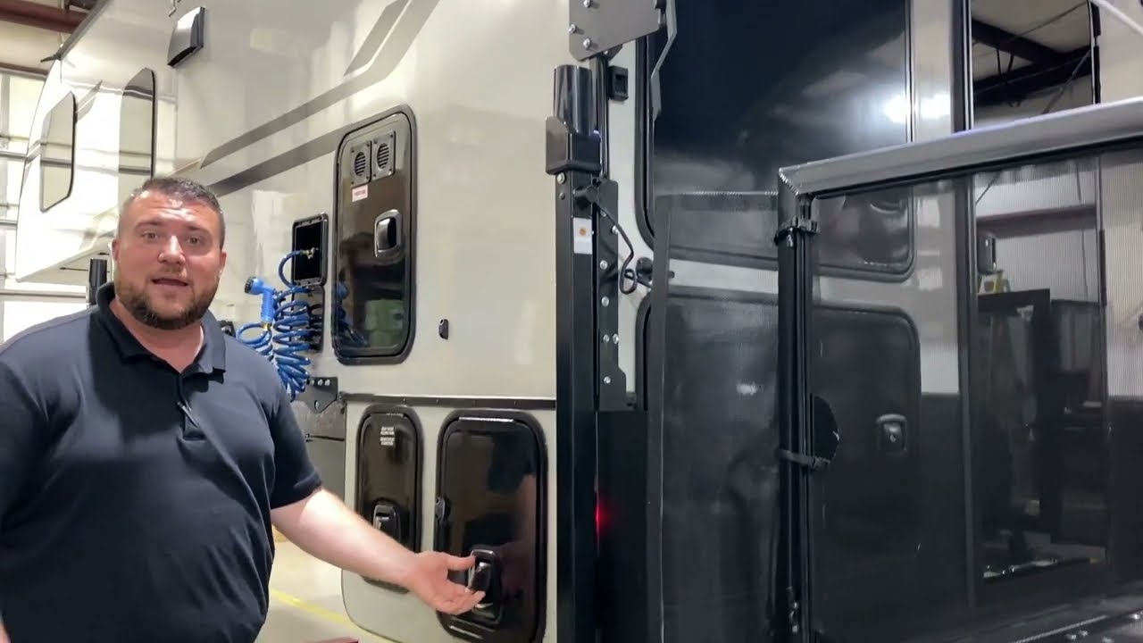 2024 Palomino  HS-2912 Truck Camper
