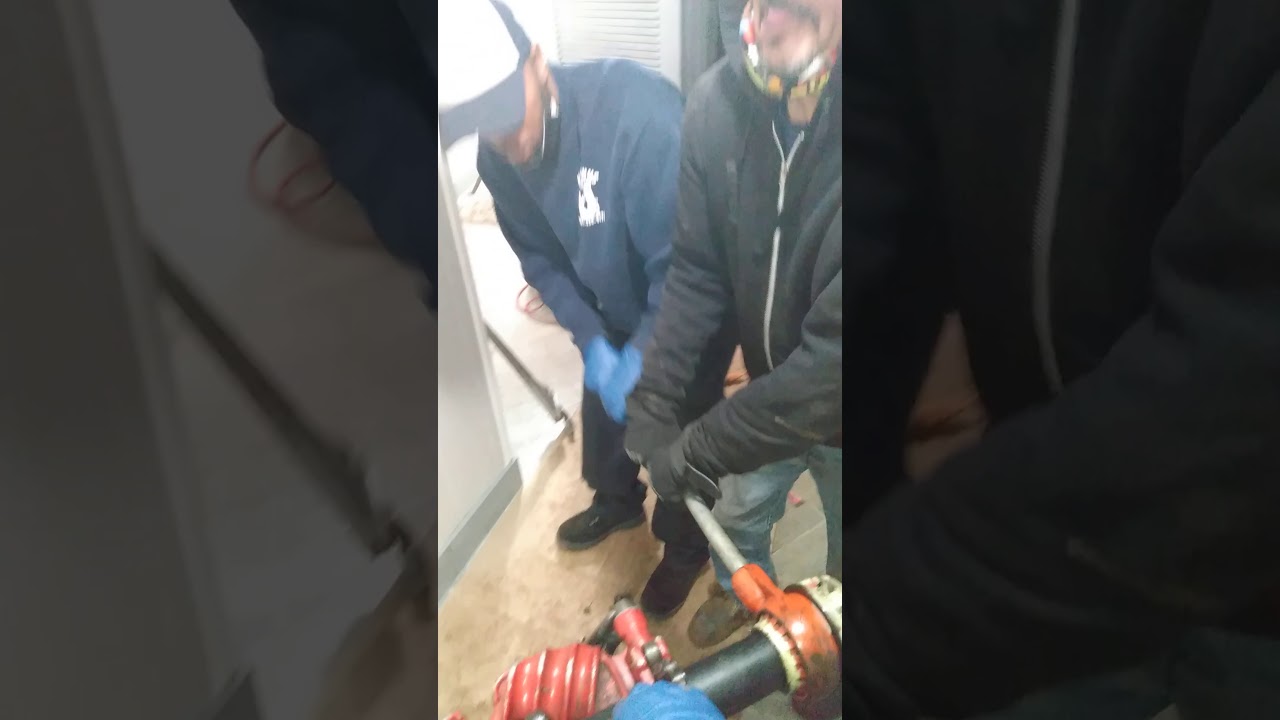 Harbor Freight CRC cutting lubricant is the best for threading black pipe.