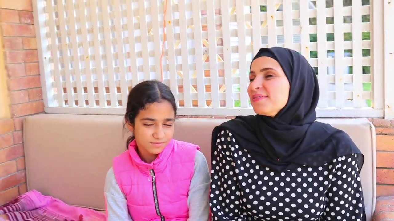 بنت صغيره نفسها فى حضن امها و السبب !!