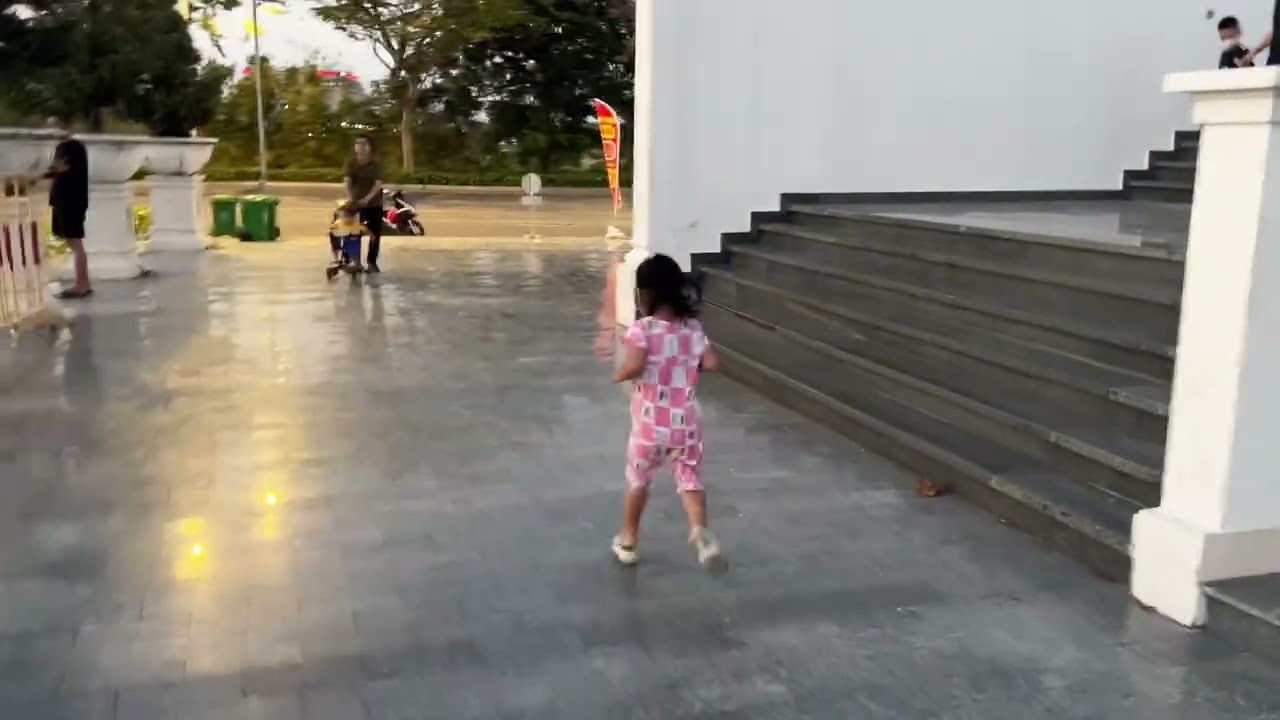 Tina và Tini đi Vạn Phúc chơi