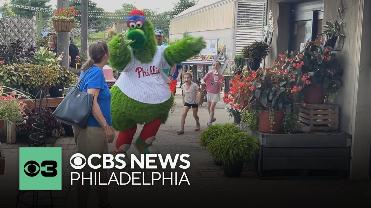 Phillie Phanatic surprises children with special needs at Pennsylvania event
