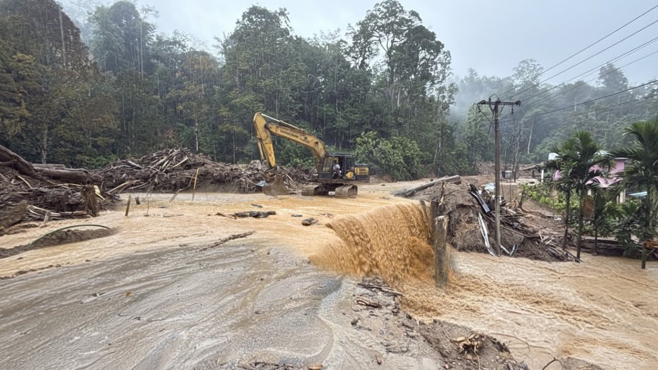 JALAN NYARIS PUTUS LAGI‼️HUJAN DERAS KEMBALI MENGANCAM JALINSUM BATU JOMBA SEKITAR ! 