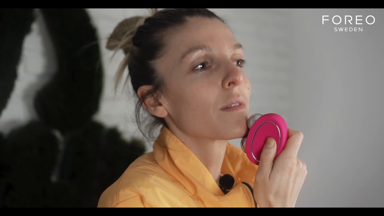 Entrenamiento facial completo antiedad con Crys Dyaz y FOREO BEAR