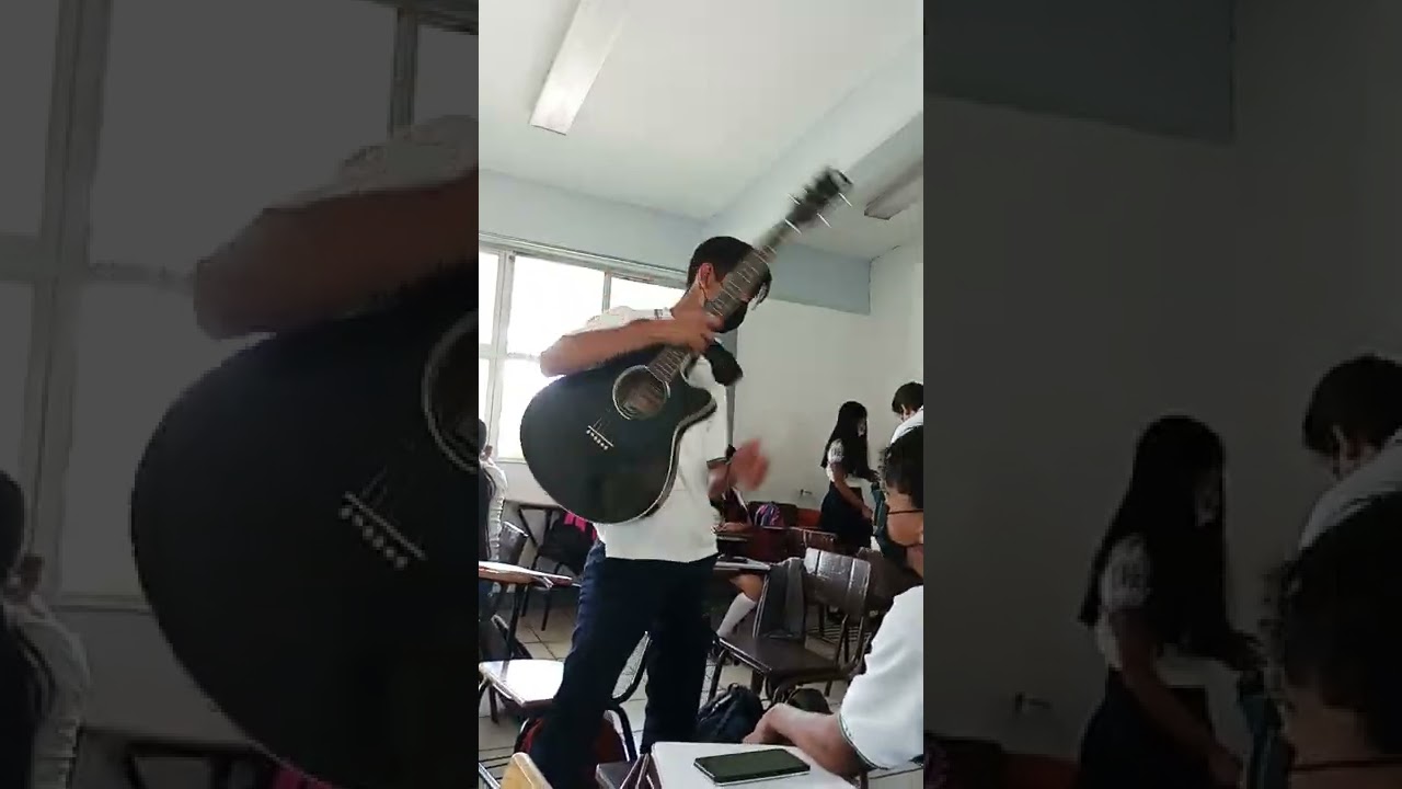 mi compañero de la escuela tocando bien la guitarra