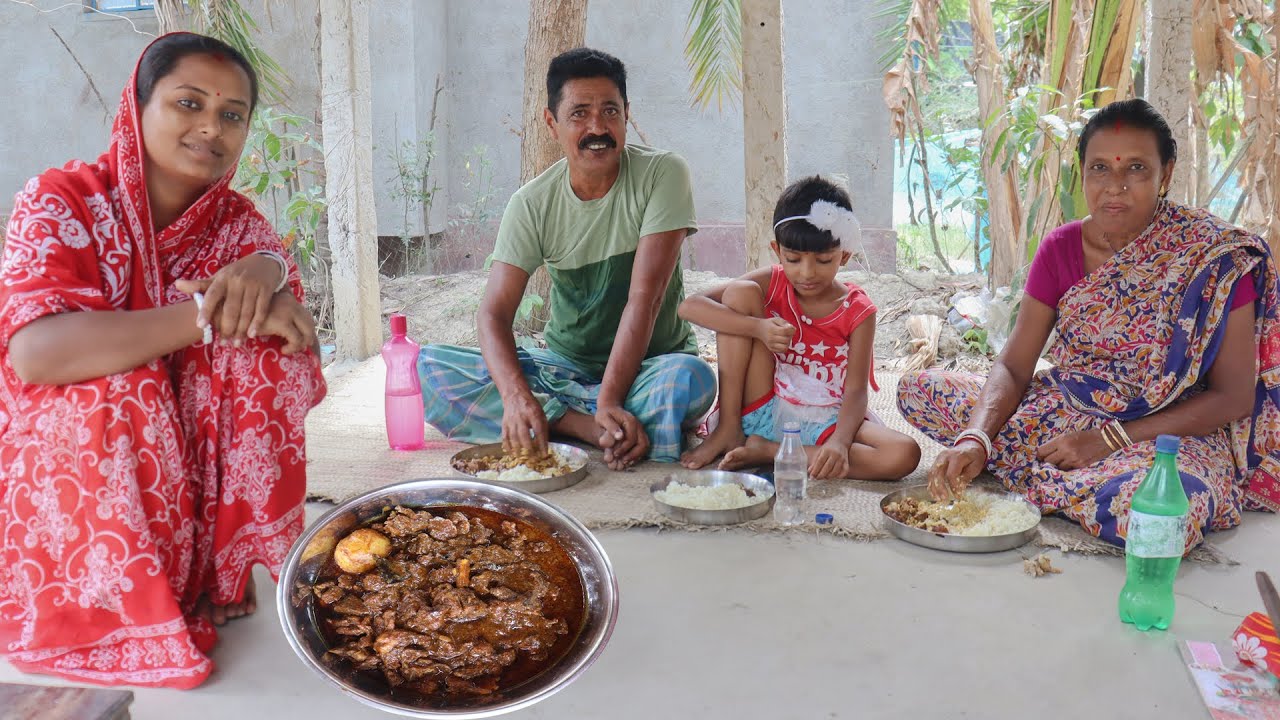 মাটির হাঁড়িতে প্রথম বার খাসির মাংস রান্না করে দুপুরে সবাই মিলে জমিয়ে খাওয়া দাওয়া করলাম