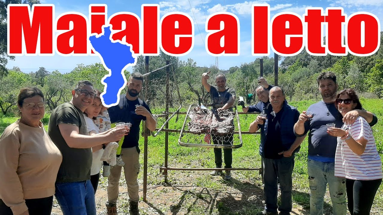 Cucinare un maiale 🐖 su una branda? In Calabria si fa anche questo!