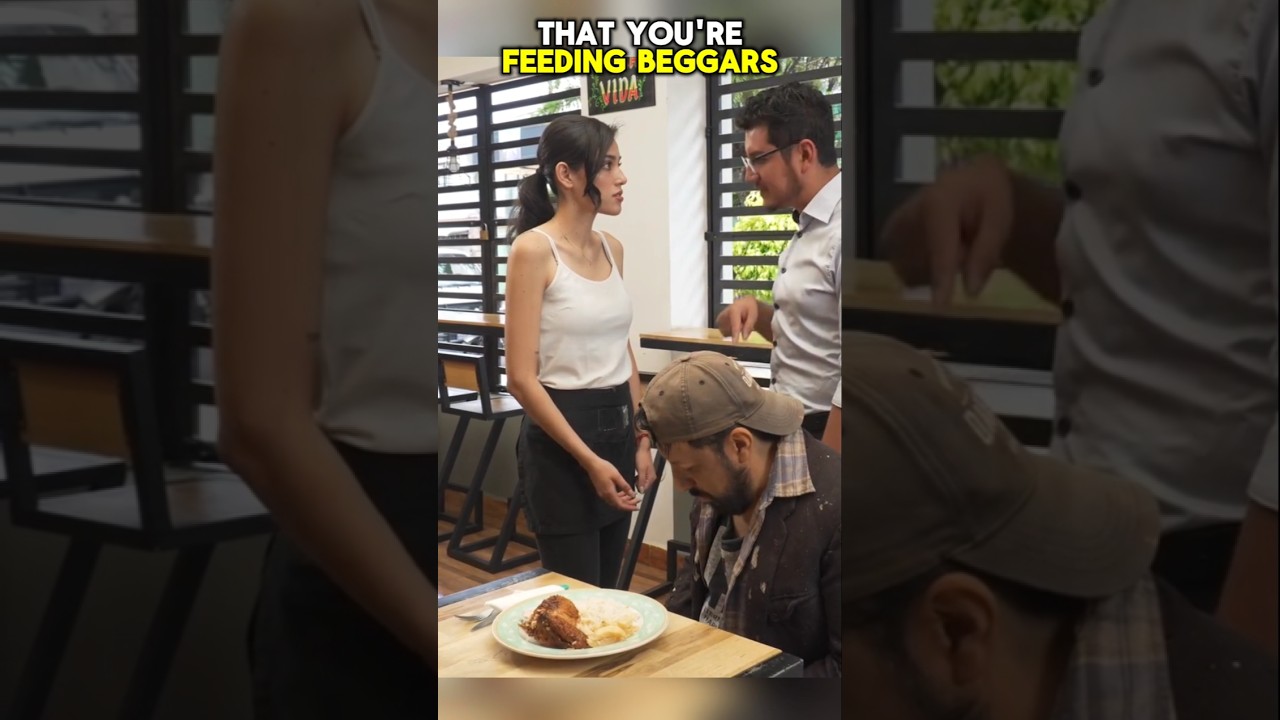 Добрый официант помогает голодному! Трогательная история ❤️#шорты #короткометражныйфильм