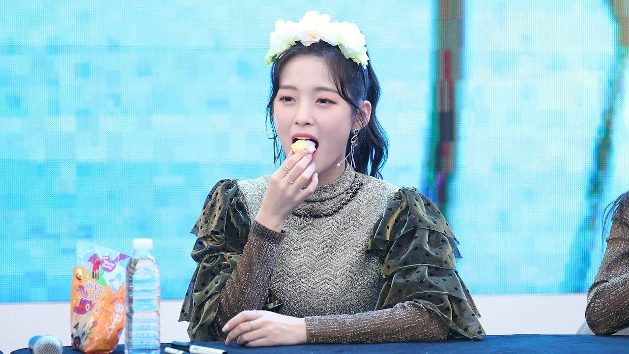 과자가 생각보다(?) 맛있어서 기분 좋은 오마이걸 아린 직캠 @고양 팬사인회 4K/60FPS Fancam by -wA-