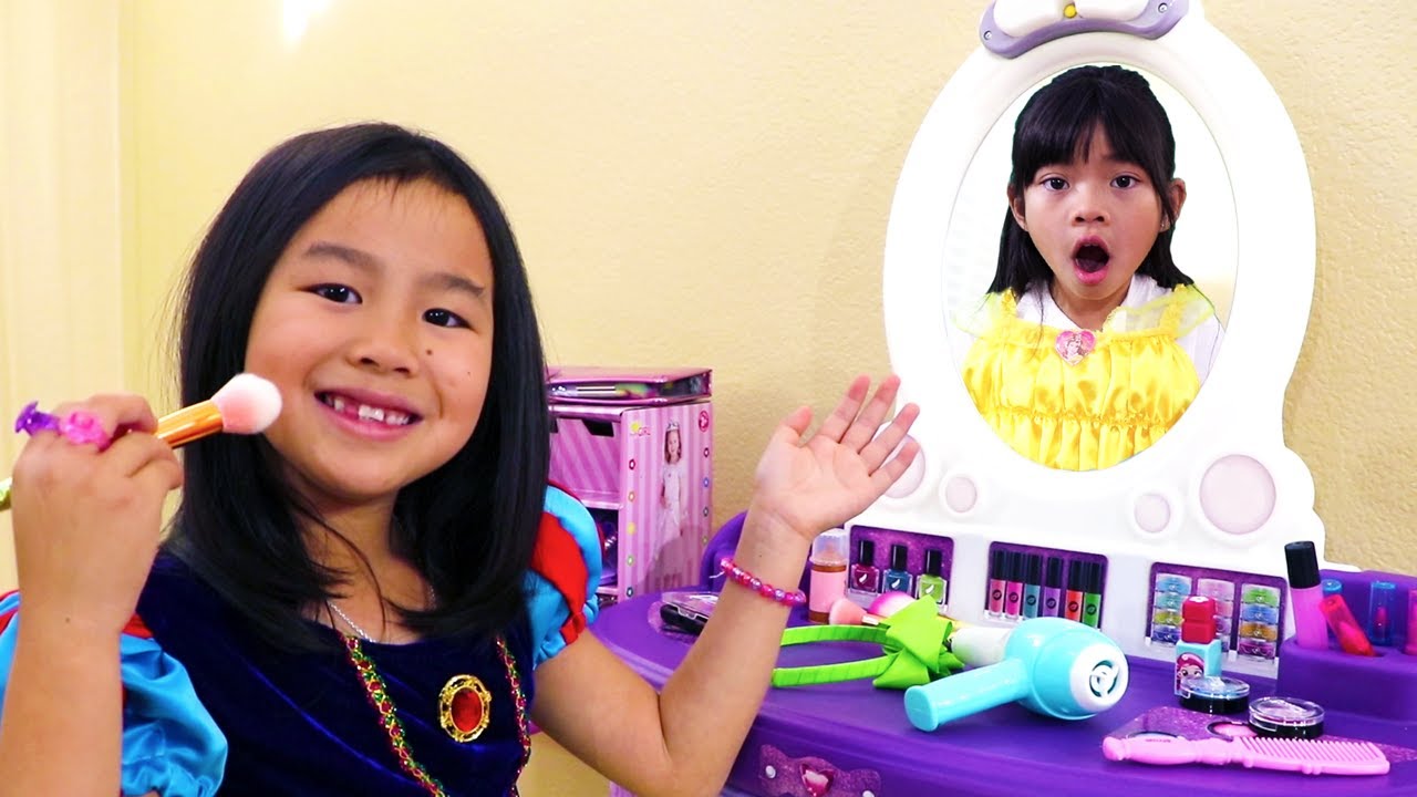 Jannie Se Viste de Princesa | Disney Princesses Kids Costume Dress Up & Make Up |Vestido Princesas