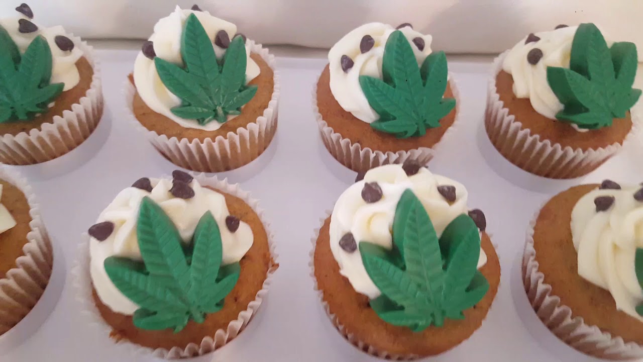 Kush Cupcakes by kellyslayscakes marijuana decorated cupcakes