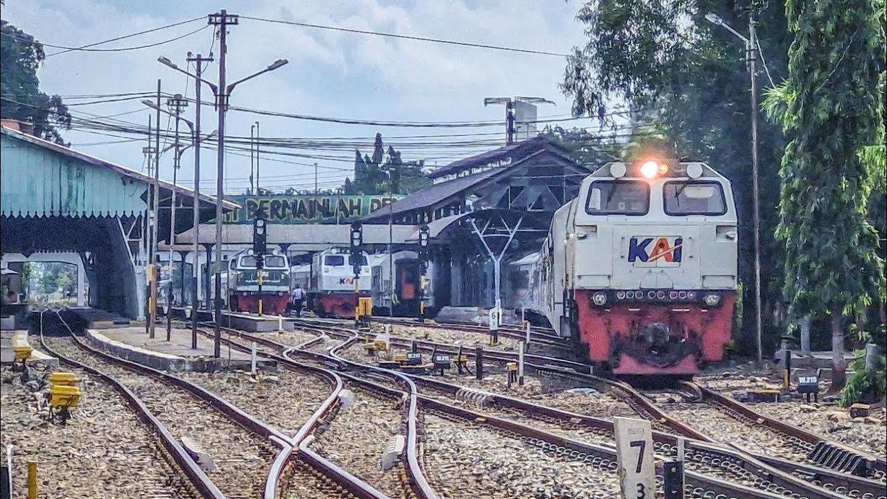 KERETA PADATI STASIUN TERSIBUK DI KOTA SURABAYA!! Aktivitas Tak Biasa Kereta Pagi di Surabaya Gubeng