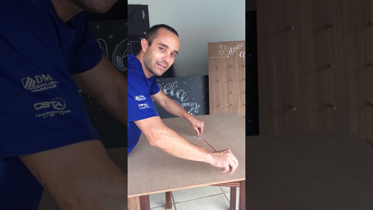Como desenhar círculos grandes em paredes e painéis.
