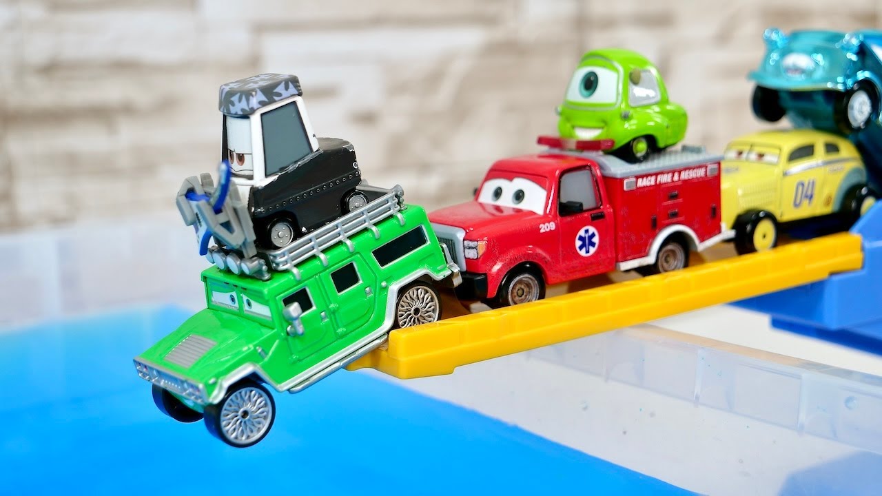 Various Cars miniature cars climb Tomica's automatic hill and jump into the blue water.