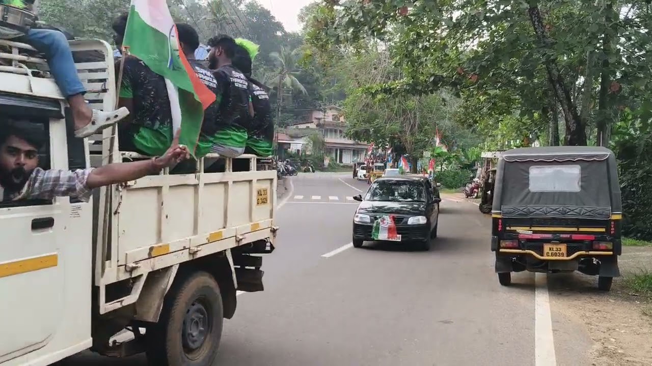ഐക്യ ജനാധിപത്യ മുന്നണി സ്ഥാനാർത്ഥികൾ   എട്ടാം മൈൽ വഴി വാഹന പ്രചരണ റാലി കടന്നുപോകുന്നു