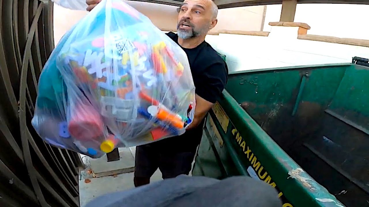 Dumpster Diving- OH MY GOSH! Look what the store threw away!