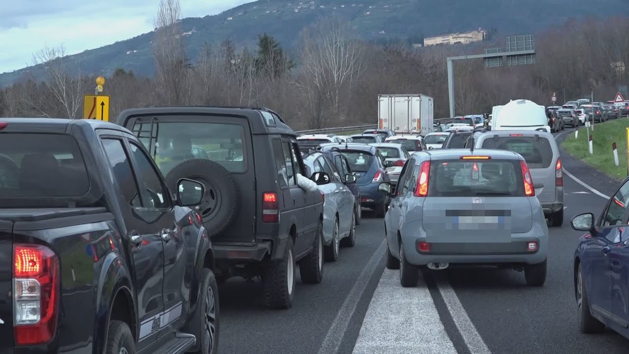 Lavori sul raccordo, tra code e rallentamenti