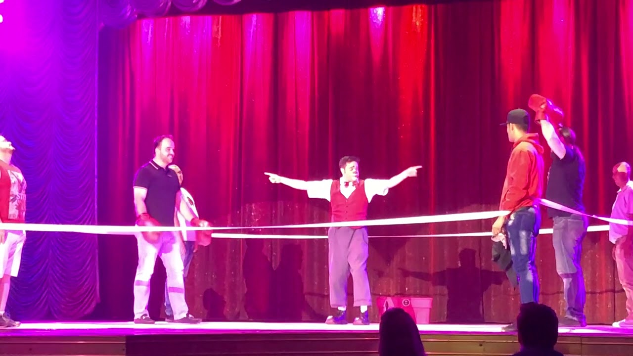 Desafio de Boxe com o Palhaço - Circo Tihany