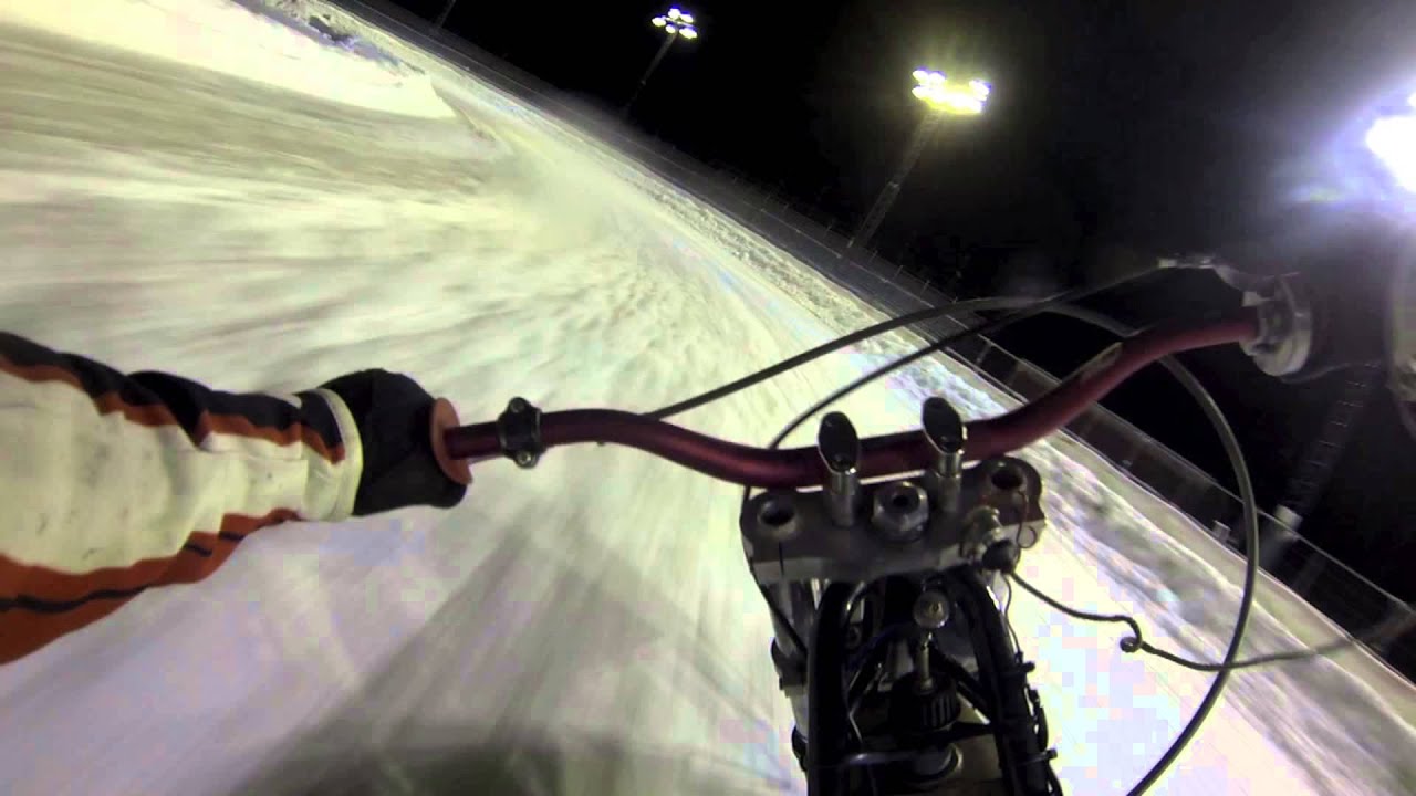 Daniel Henderson tr&auml;nar inf&ouml;r SM-Kvalet i isracing