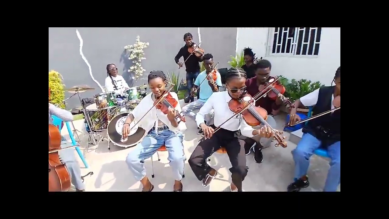 ORQUESTRA CAMUNGA NO LOBITO INTERPRETANDO  NAMULELEMU