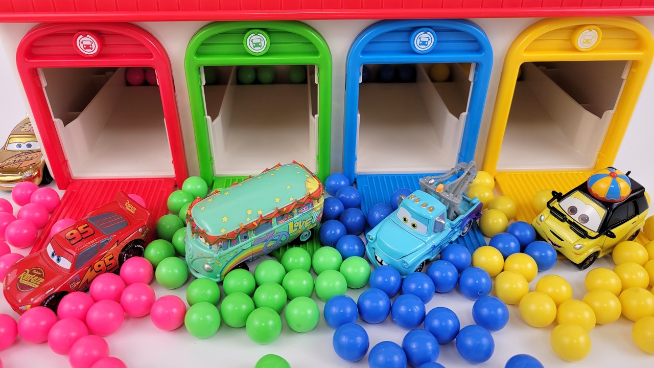 Играем с красочным гаражом и миниатюрными машинками Disney Cars! Забавные видео для детей☆