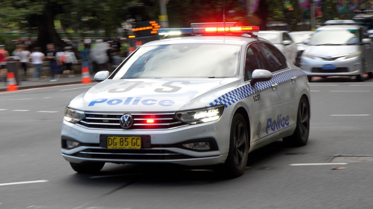⁴ᴷ  NSW Police VW Passat City 37 Responding Lights & Sirens – Sydney CBD