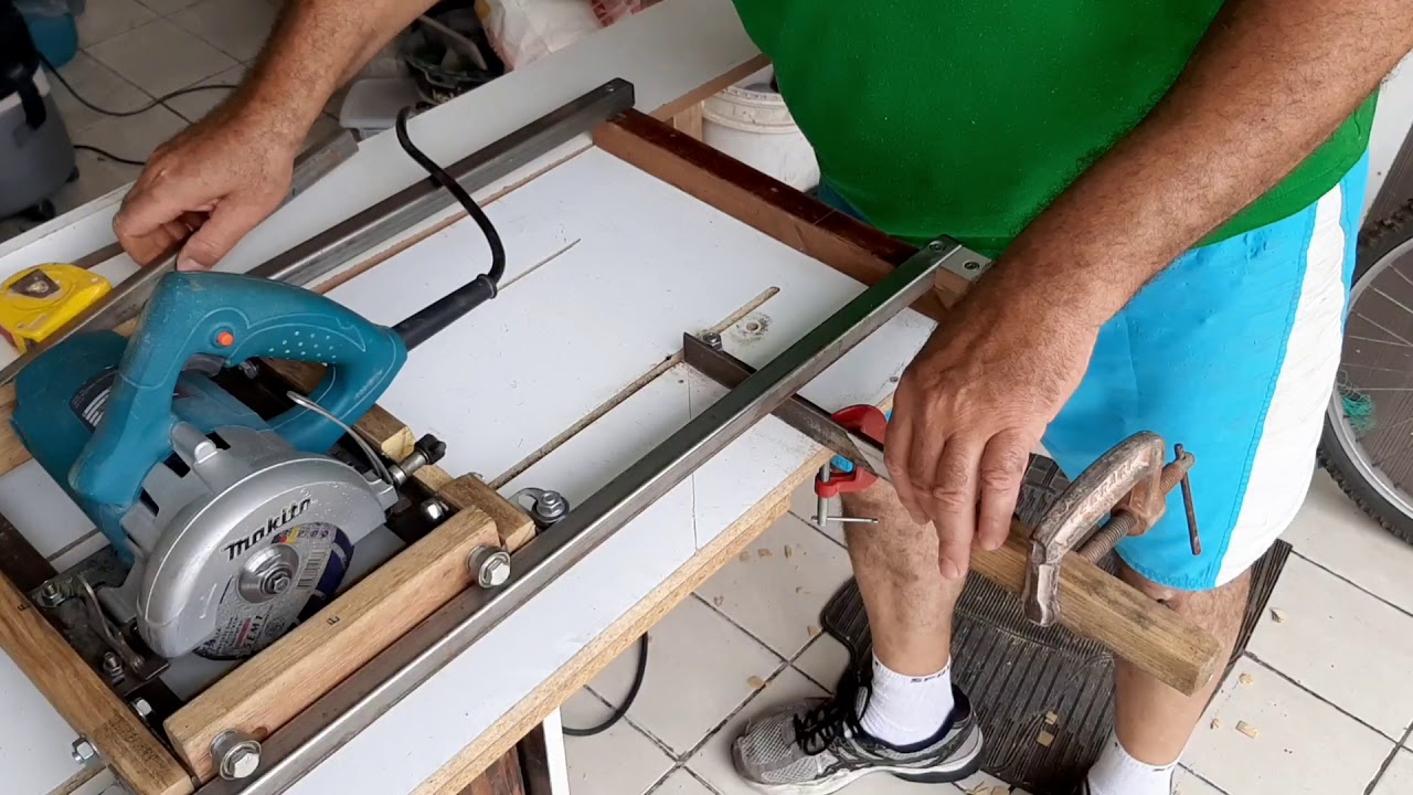 Cortando metalon para o carrinho da serra mármore fazer 45 graus