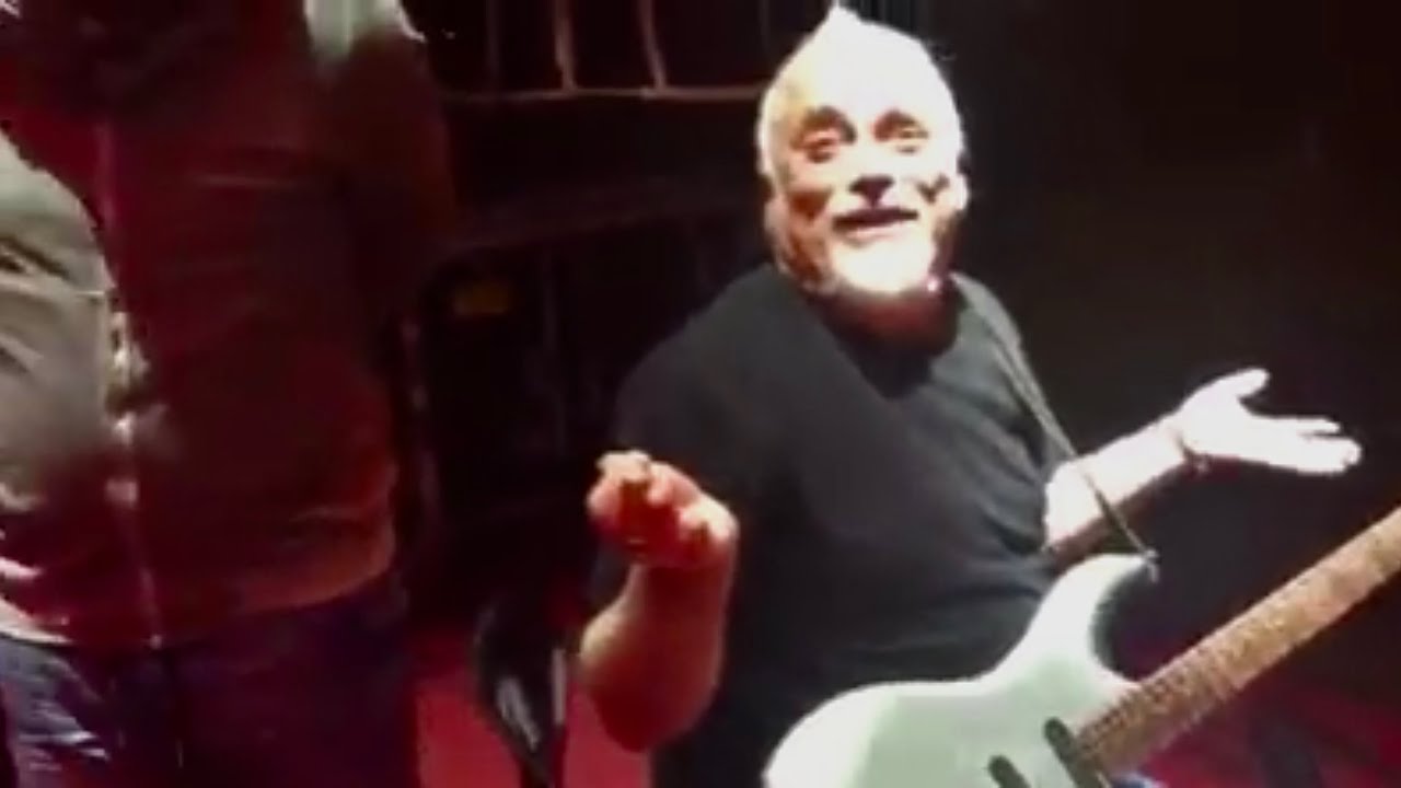 Nomadi - Cico Falzone fa uno scherzo a Cristiano Turato