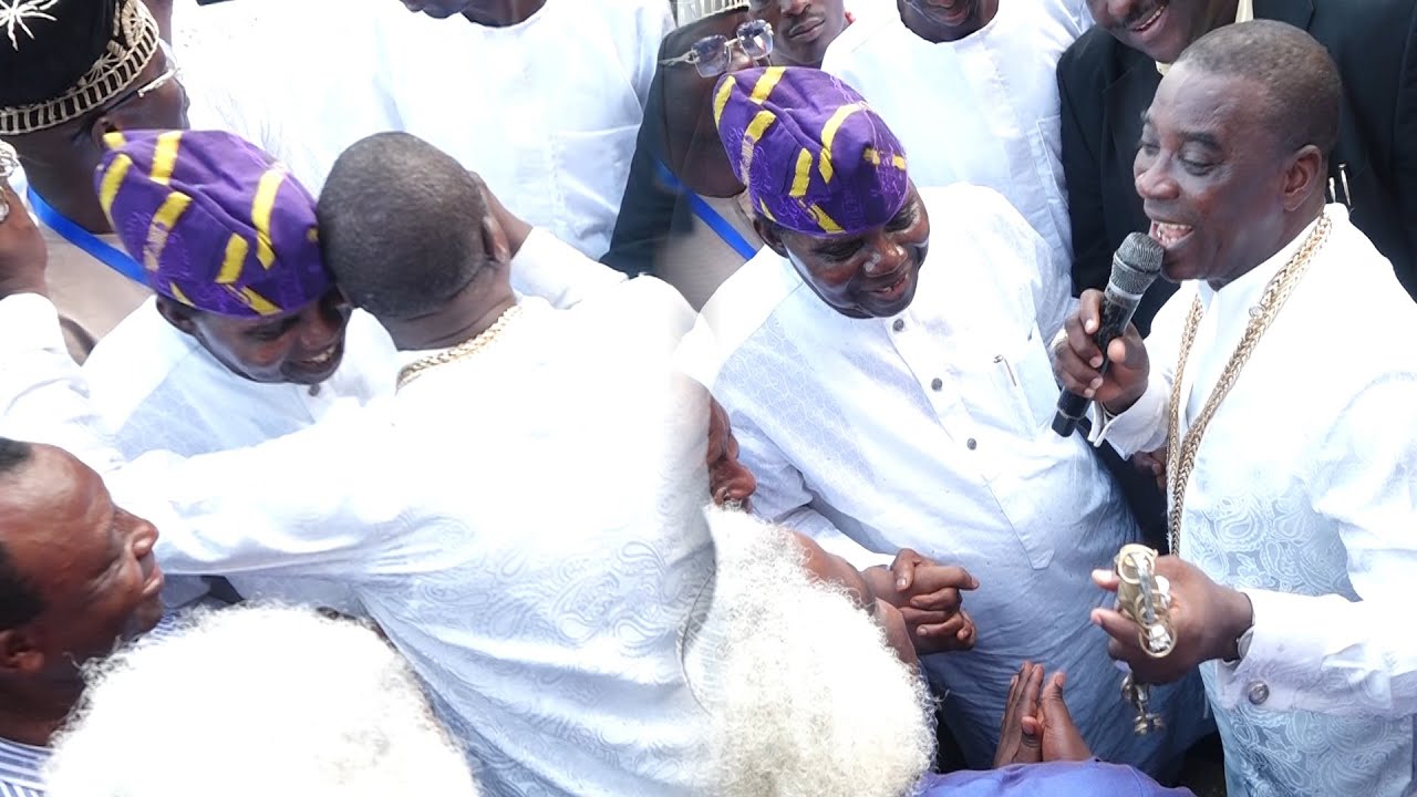 K1 DE ULTIMATE GO EMOTIONAL AS EBENEZER OBEY BUGGYDOWN AND SING FOR HIM ON STAGE