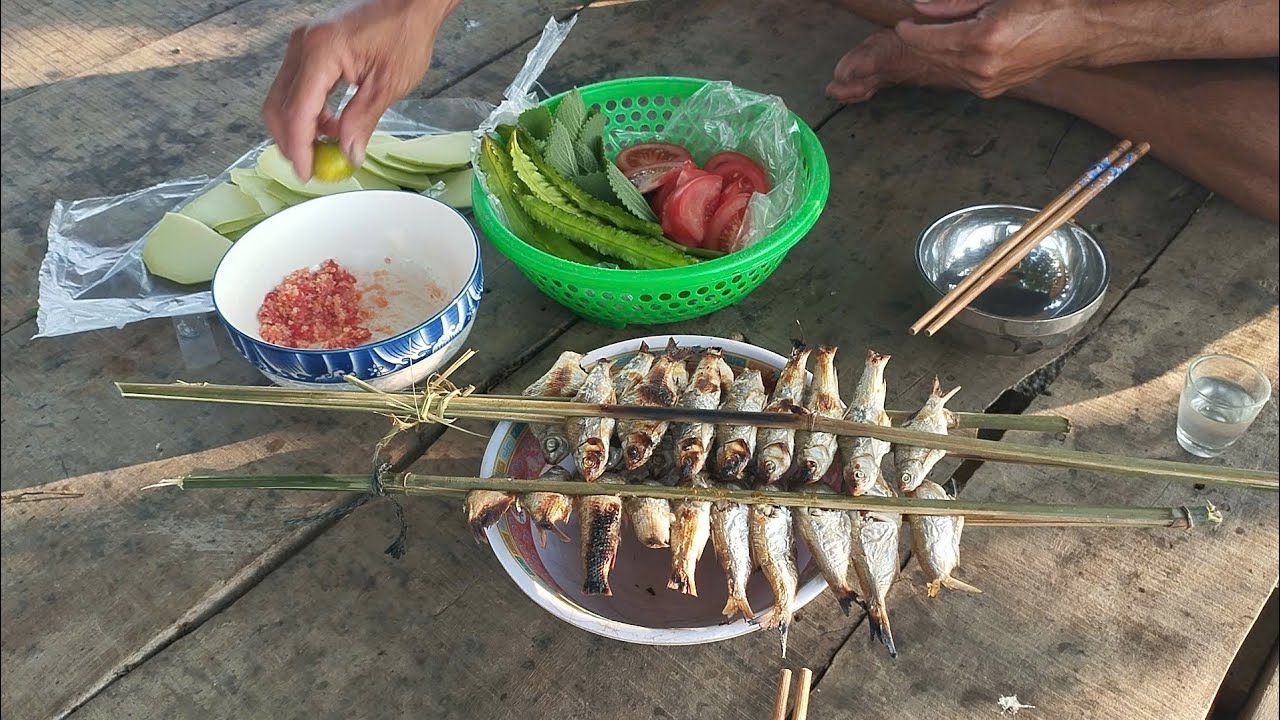 Lâu lâu hai anh em đi giăng lưới kiếm ít cá hủng hĩnh làm mồi nhậu lai rai với mớ lưới cũ 
