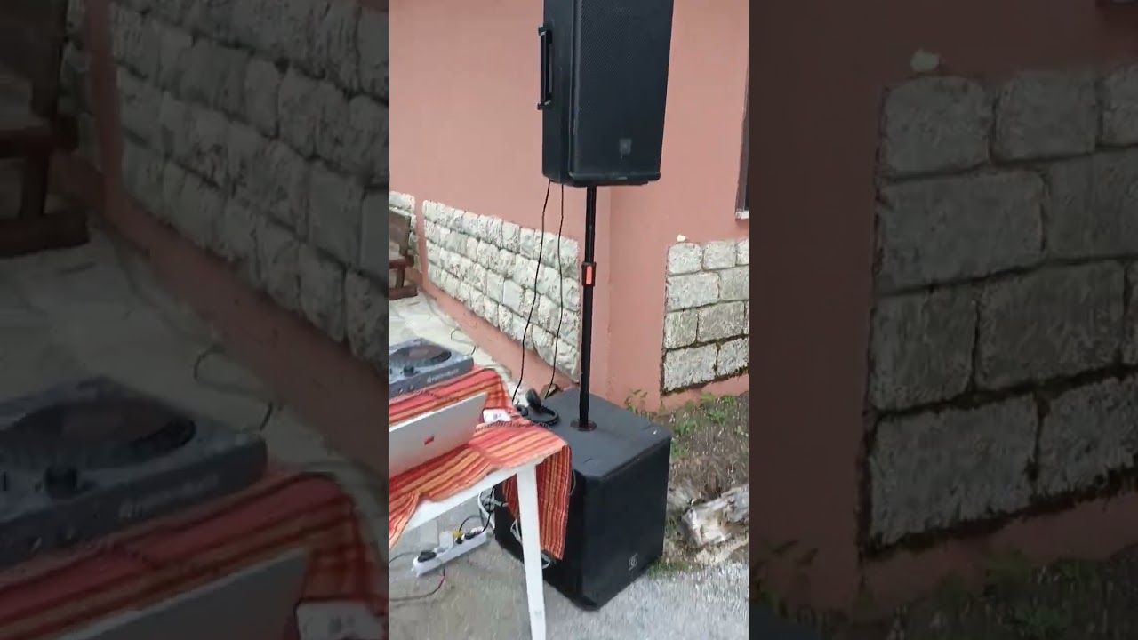 una bella consolle con un un impianto audio di tutto rispetto!