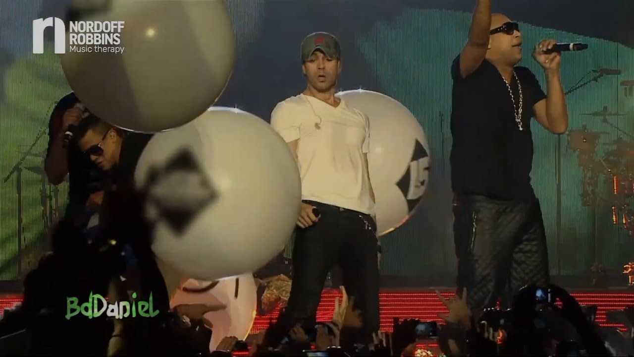 Enrique Iglesias ft. Gente De Zona - Bailando (Live) The Stars Come Out to Sing at Christmas 2021