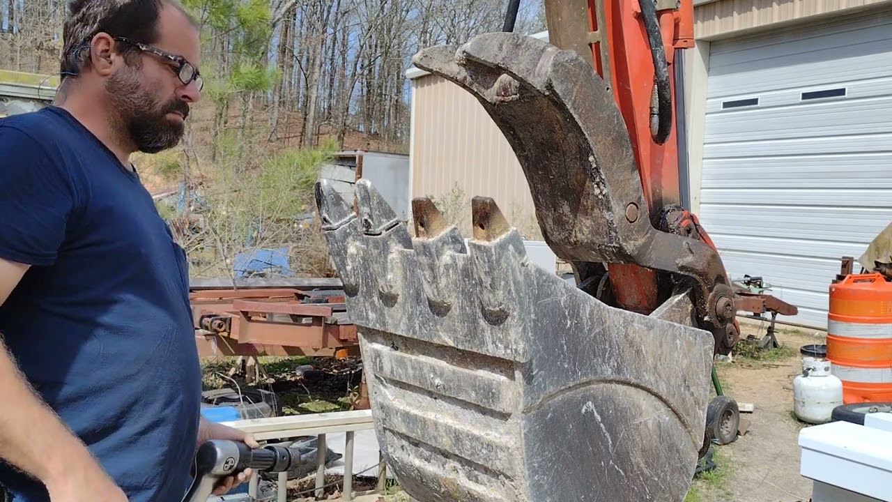 changing kubota mini excavator bucket teeth with astro big nasty air hammer and standard air hammer