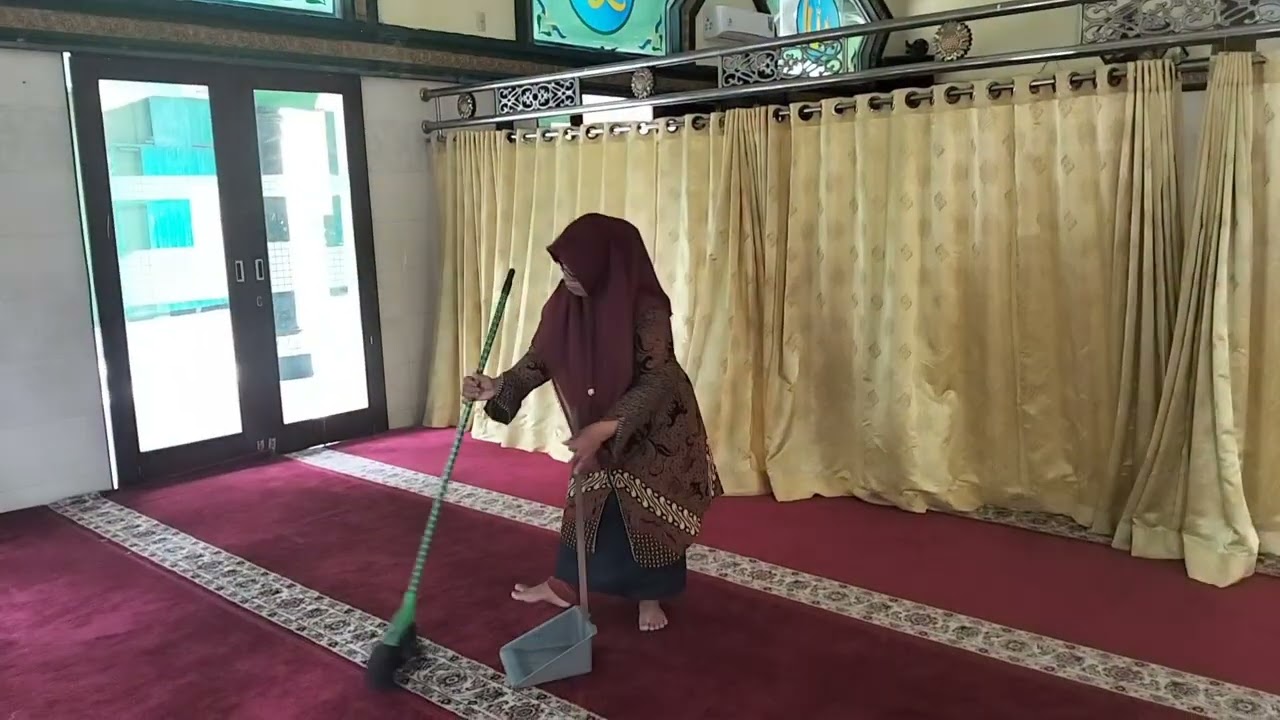 Membersihkan Masjid