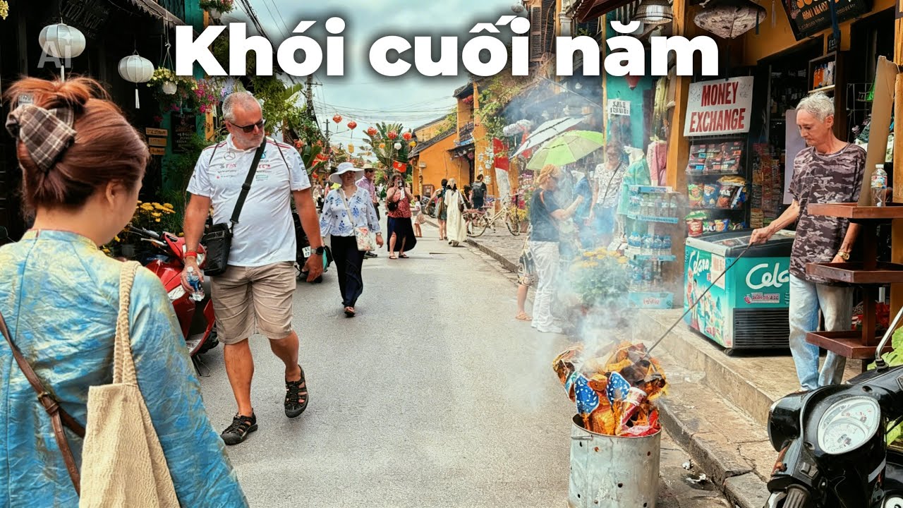 Giữa phố cổ, du khách bất ngờ khi thấy cảnh Tết rất Việt