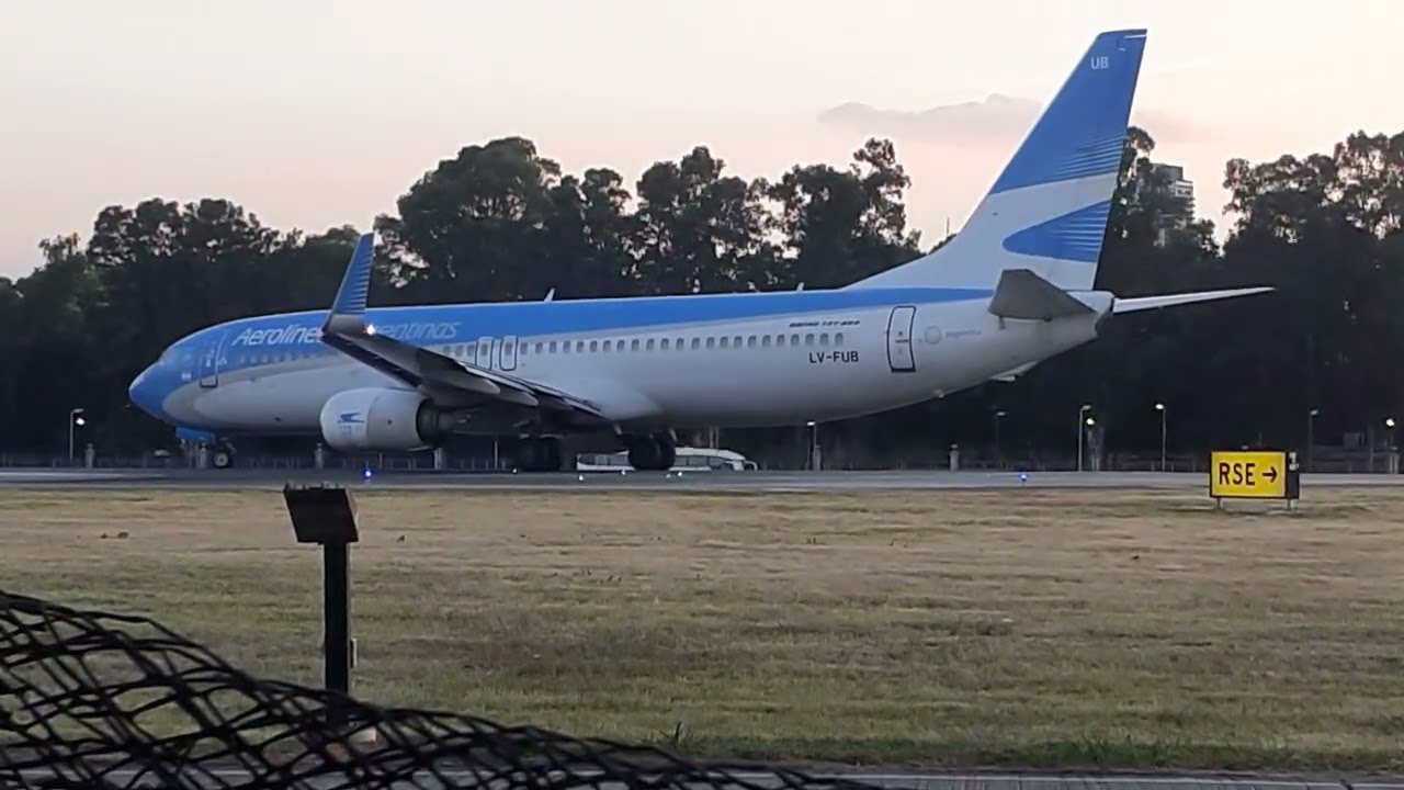 Embraer 190 LV-FPS Skyteam Austral - Boeing 737 800  LV-FUB AA pista 13