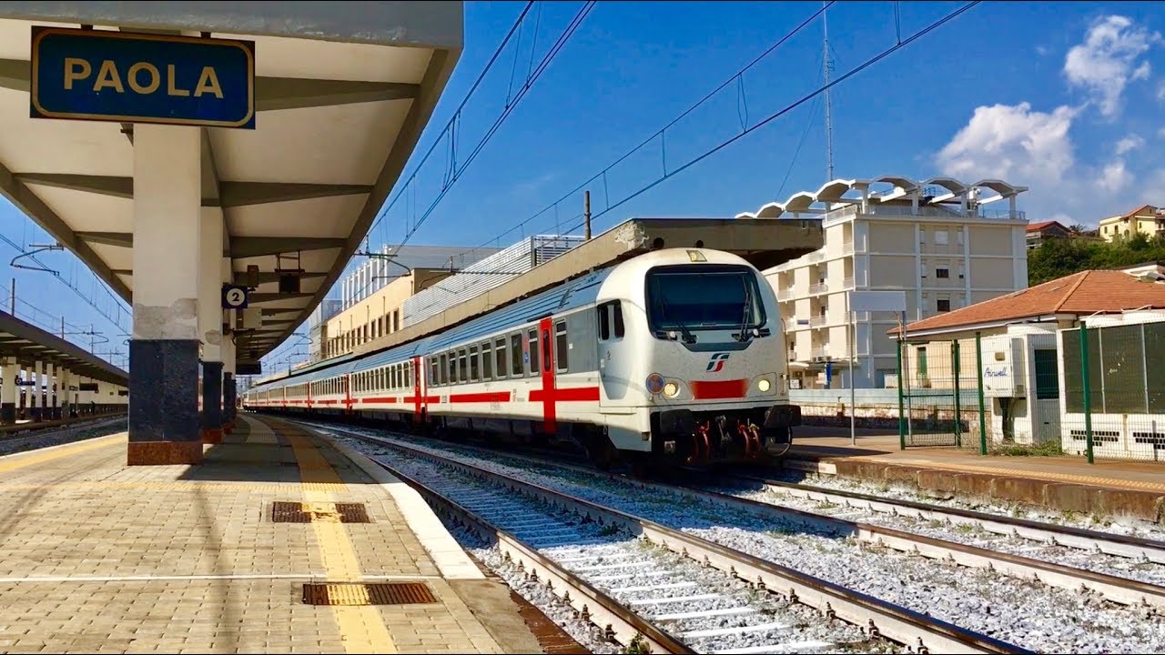 Partenza Frecciabianca e Intercity e arrivo regionale alla stazione di Paola