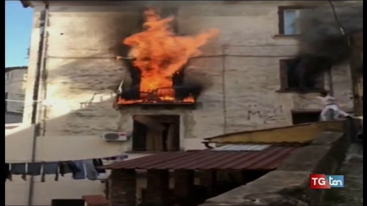 Incendio distrugge abitazione  Tanta paura a Cosenza TG ten 25 marzo 2017
