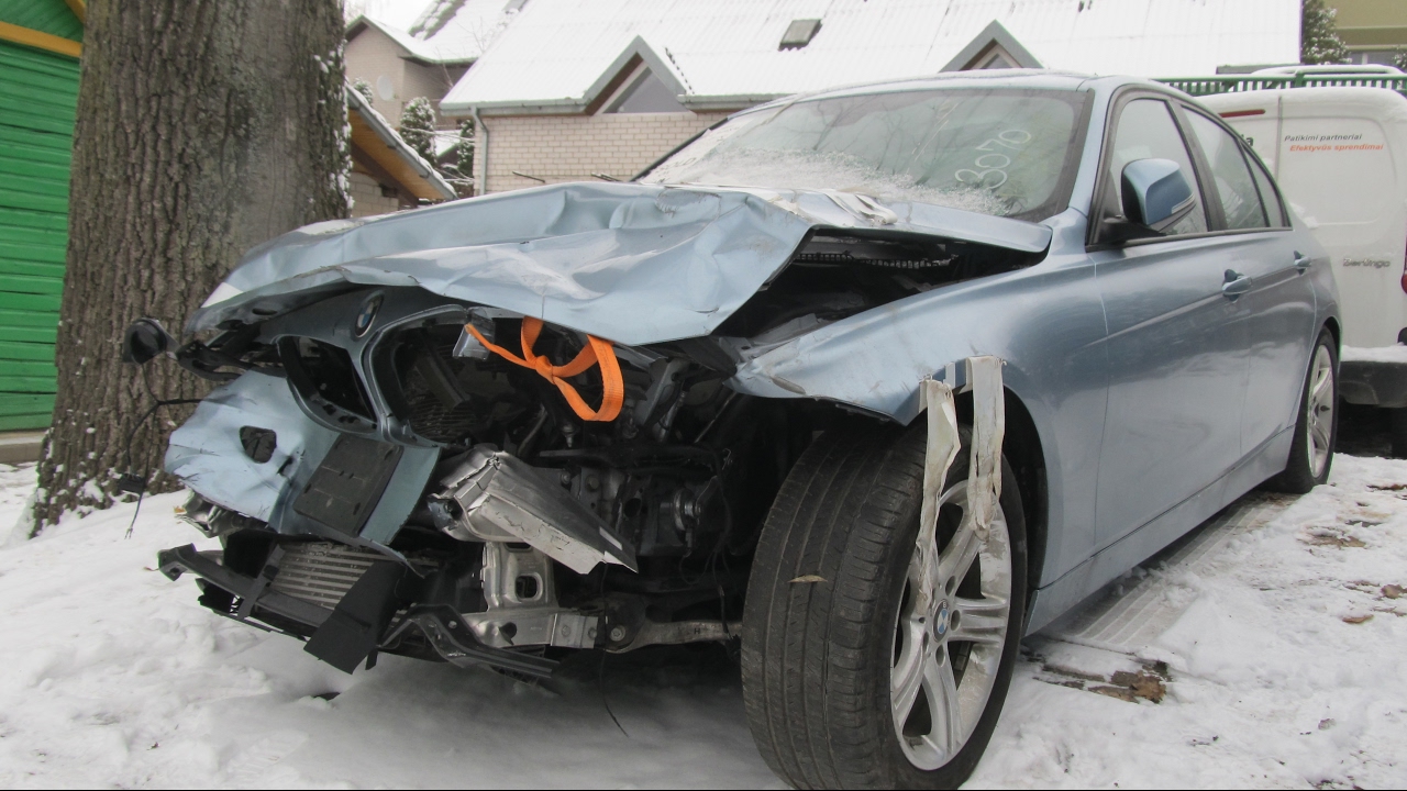 BMW 3. Repair of a body and minimum of painting. Ремонт кузова и минимум покраски.