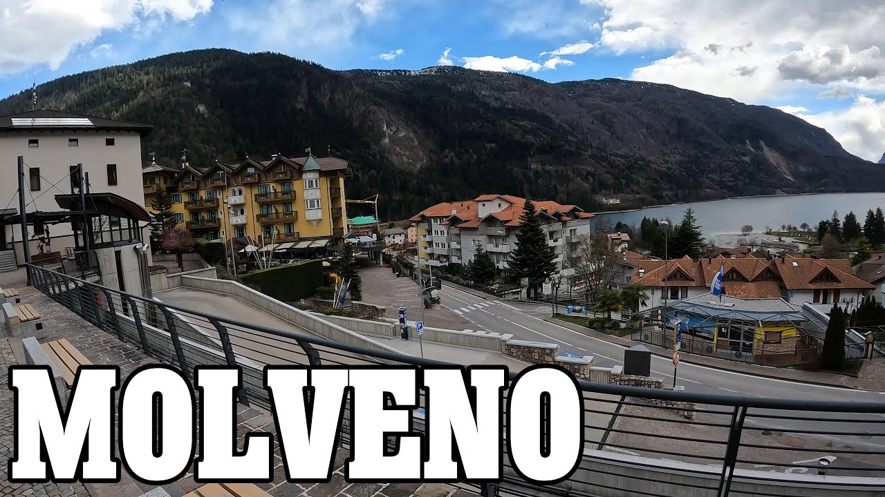 MOLVENO (Trento): il lago di Molveno, il paese di Molveno e le Dolomiti di Brenta.