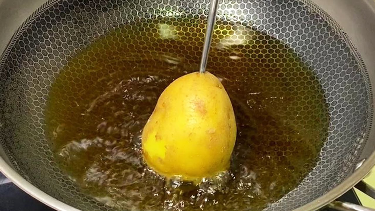 Положите картофель в сковороду с горячим маслом, и он мгновенно станет деликатесом.
