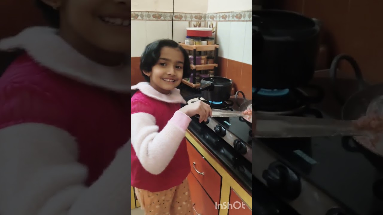 गाजर का हलवा लोहे की कढ़ाई में। Gajar ka halwa 