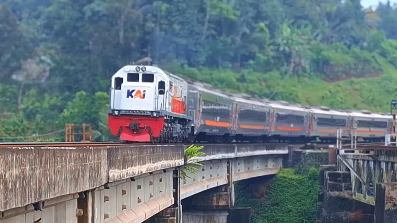 KERETA API PANJANG‼️ HUNTING 30 KERETA API NGEBUT DI PERLINTASAN MENIKUNG