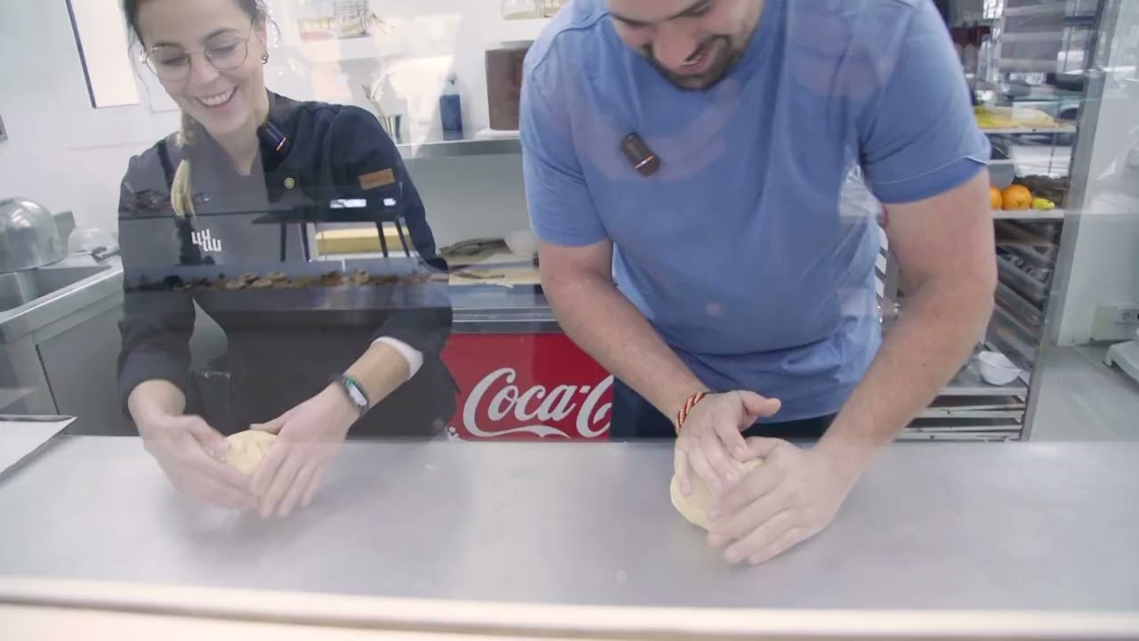L'Actual es prepara per l'arribada dels Reis Mags elaborant tortells amb la Júlia de Llullu Cakes