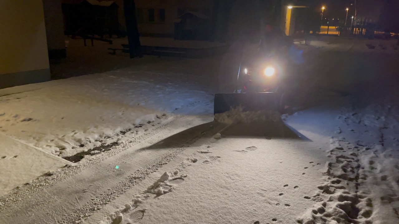 &Uacute;klid sněhu v Praze traktorem Seco Starjet P6 4x4 PRO s radlic&iacute;