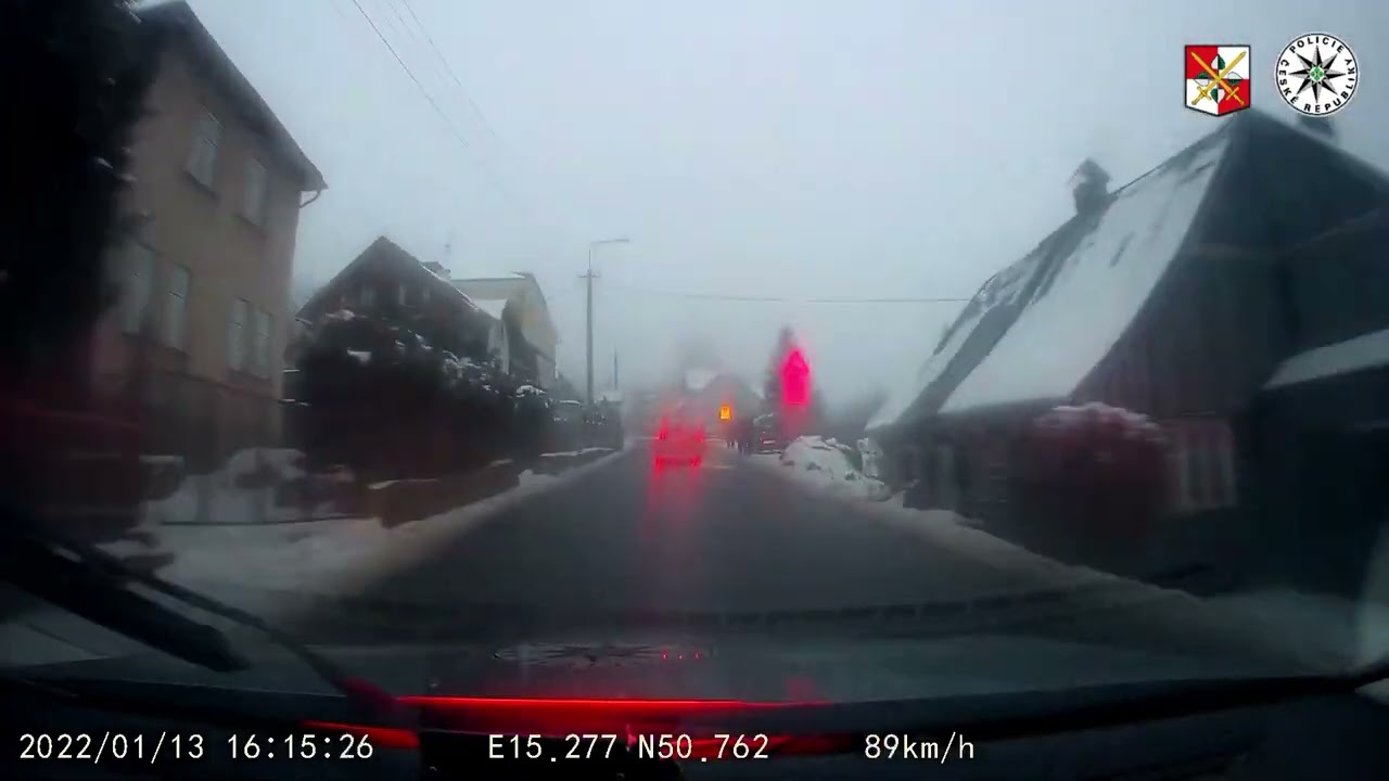 POLICEJN&Iacute; HONIČKA NA JABLONECKU, UJ&Iacute;ŽDĚJ&Iacute;C&Iacute;MU ŘIDIČI DĚLAL PROBL&Eacute;MY SN&Iacute;H